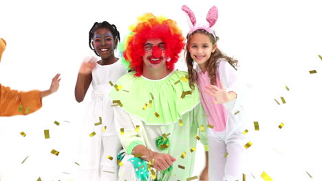 animación de confeti dorado sobre diversos niños felices y payaso en la fiesta, agitando, en blanco