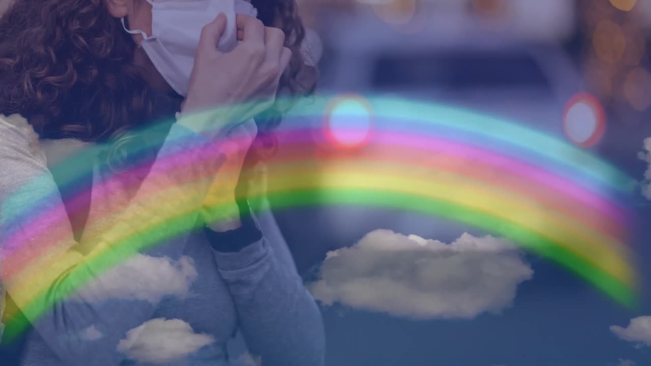 arco iris y cielo azul contra una mujer con una máscara facial