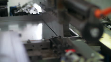 detalle metálico de formación en máquinas de trabajo de metales. detalle metálico de procesamiento de cerca