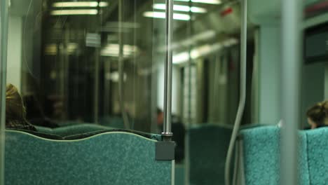 interior de un tren de metro vacío en 4k