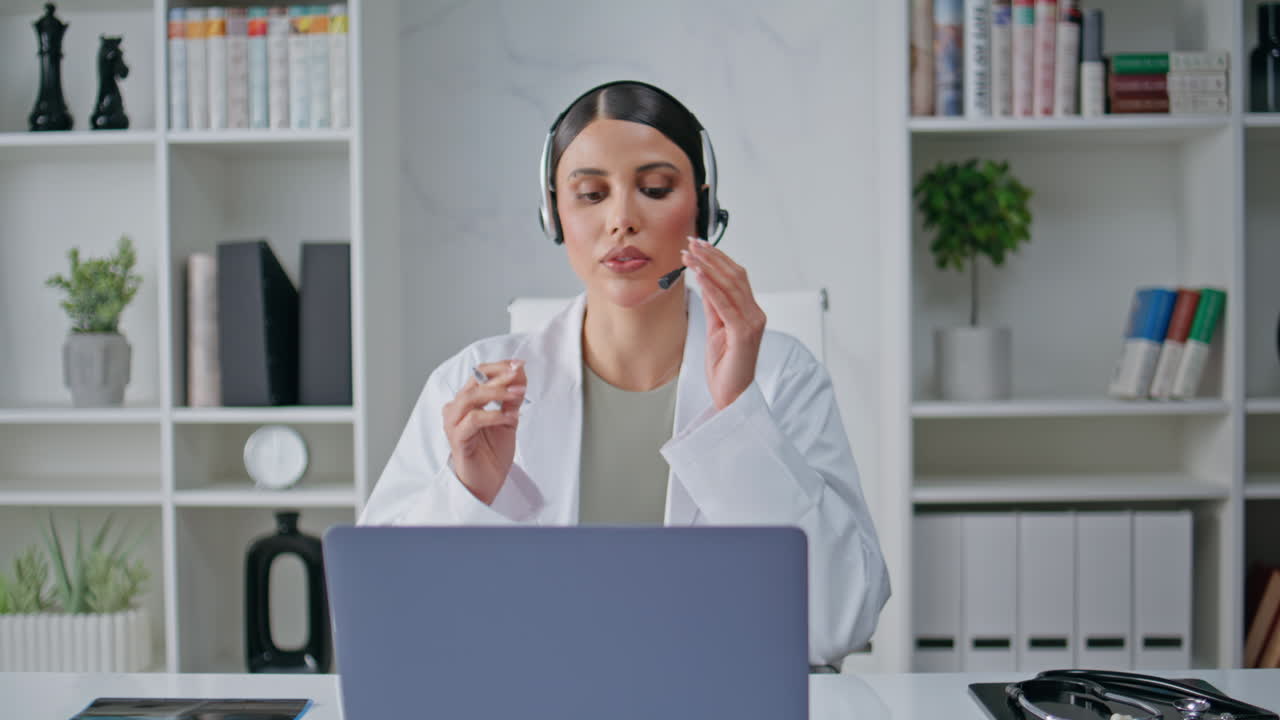 Cuffie per medici che offrono consulenza ufficio moderno policlinica up close