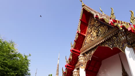 el techo del templo con un claro cielo azul de fondo