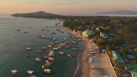 Traditionelle-Asiatische-Schwimmende-Holzboote-Am-Strand-Von-Matangbukay-Während-Des-Goldenen-Sonnenuntergangs