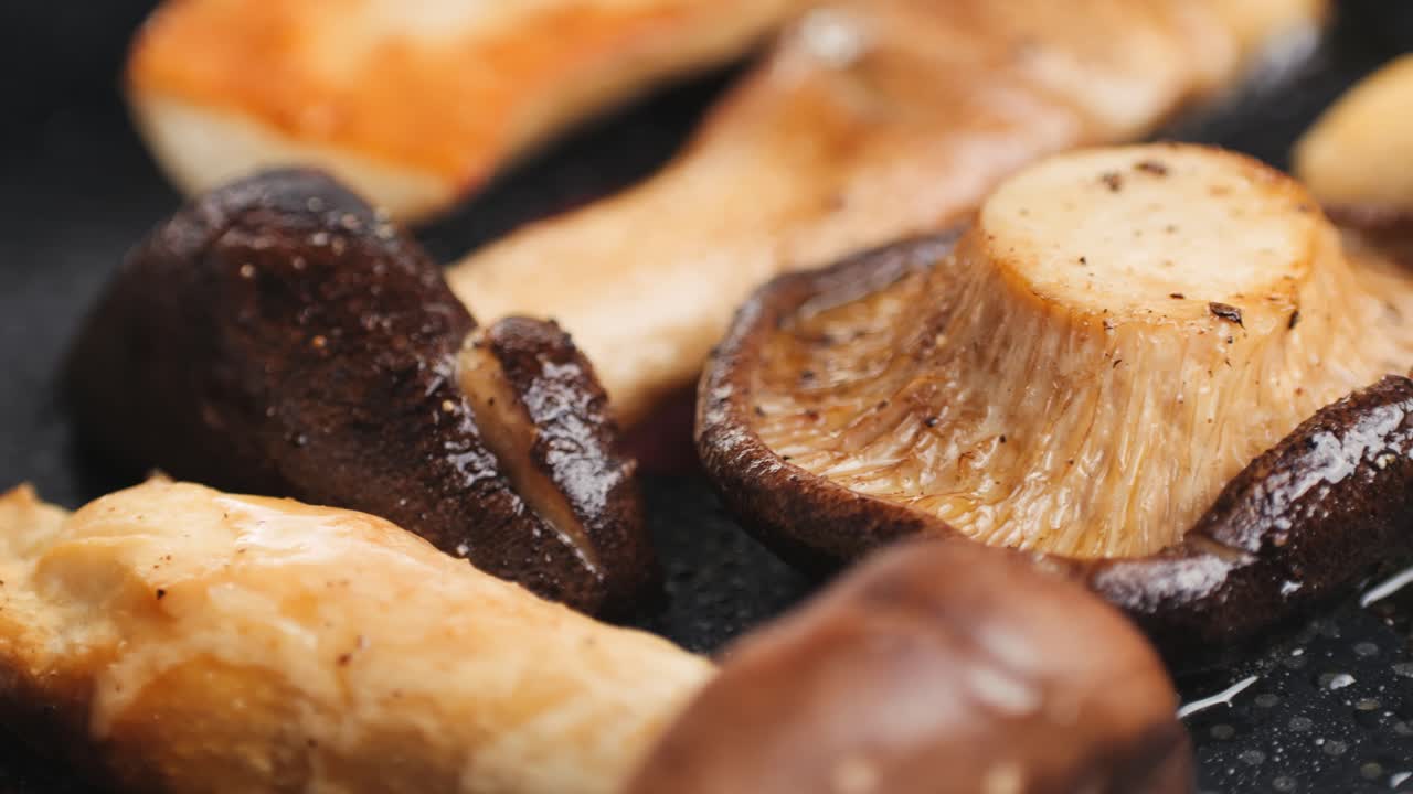 setas fritas en una sartén