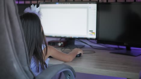 una niña con un hermoso vestido está dibujando en una computadora personal