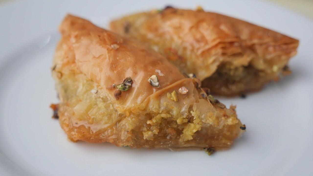 Primo piano di un tradizionale dessert Baklava con granella di pistacchio