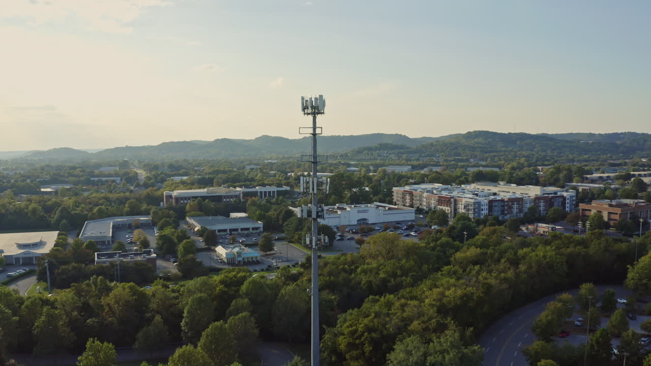 antena 4k girando alrededor de la torre de comunicación de teléfonos celulares 5g en la tarde