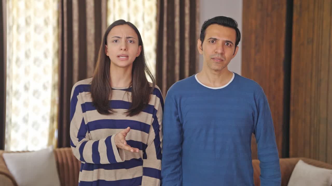 화난 인도인 부부가 카메라에 대화하고 있습니다.