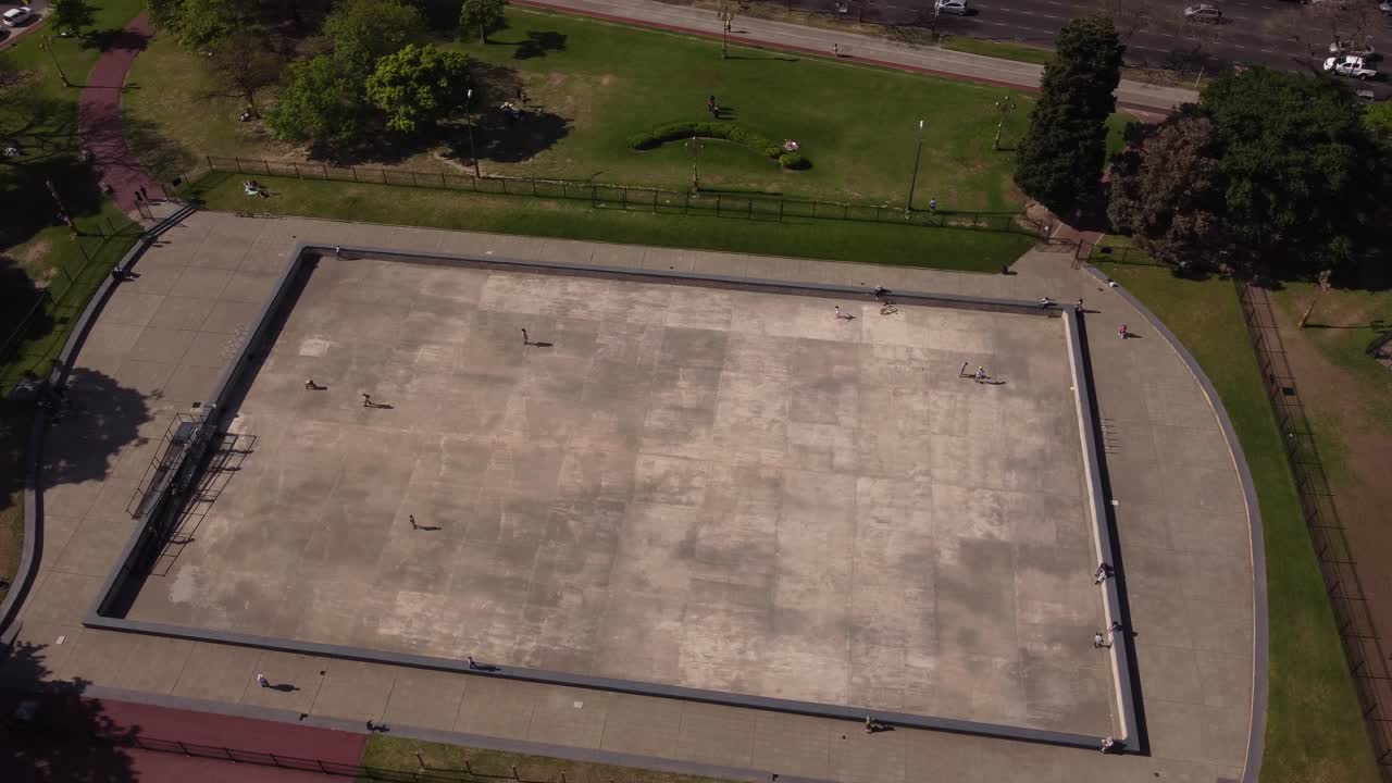 niños disfrutando del deporte recreativo de patinar sobre una superficie dura de una pista de patinaje de hormigón al aire libre
