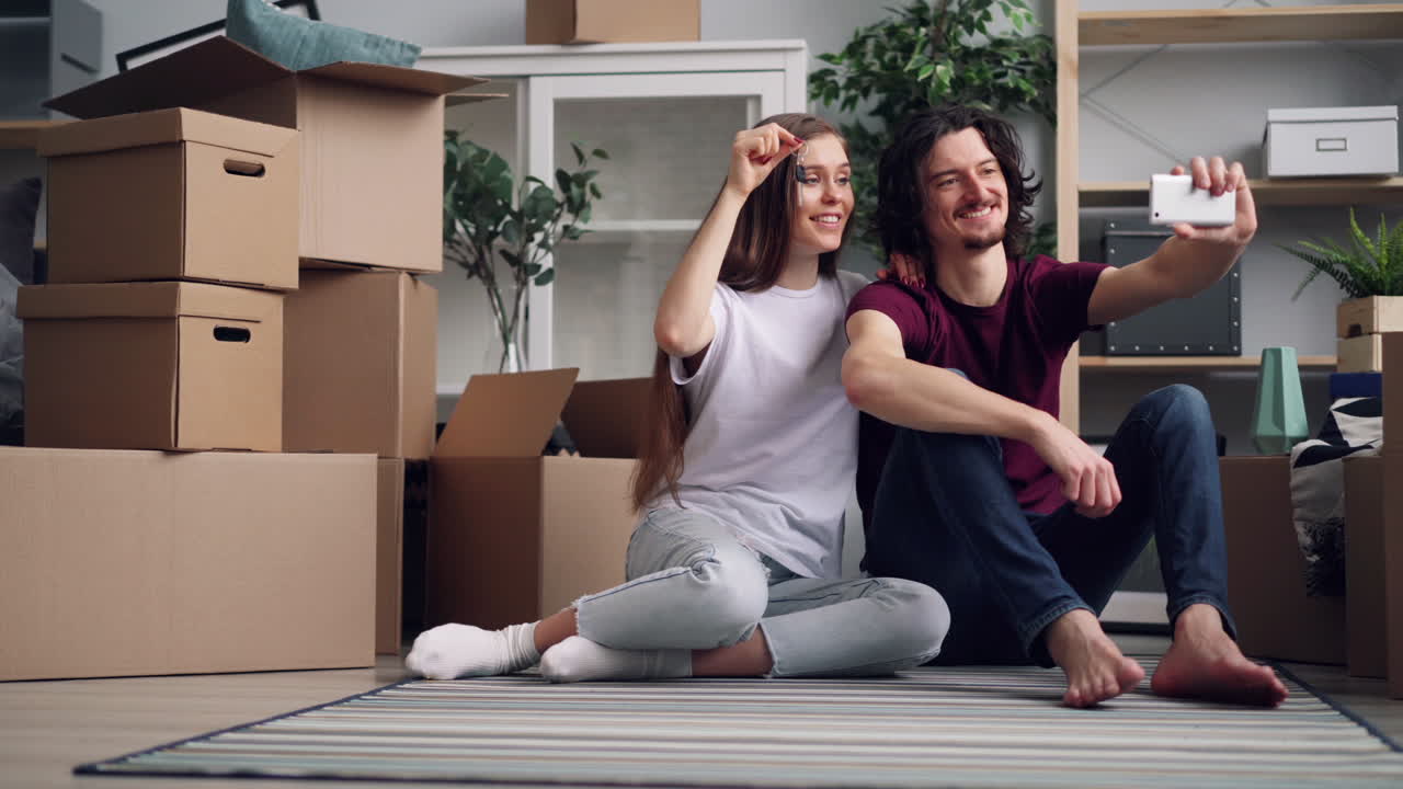 una pareja feliz mudándose.