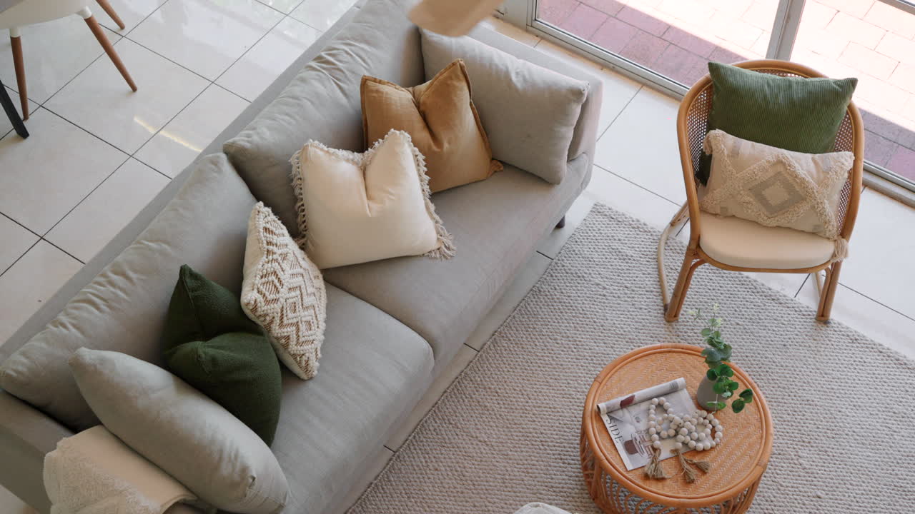 salón elevado urbano de arriba hacia abajo pan desde el segundo piso de moderno interior escenificado tropical