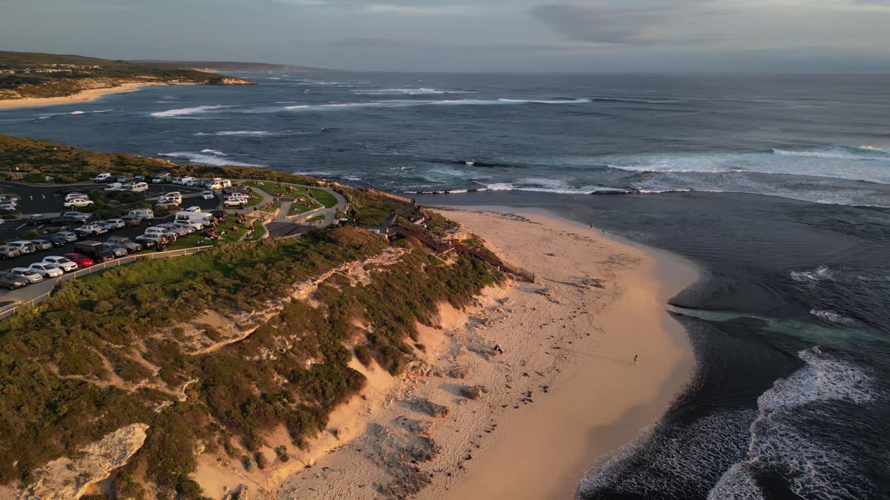 vista aérea de la playa de surfers point en el área de prevelly de australia occidental