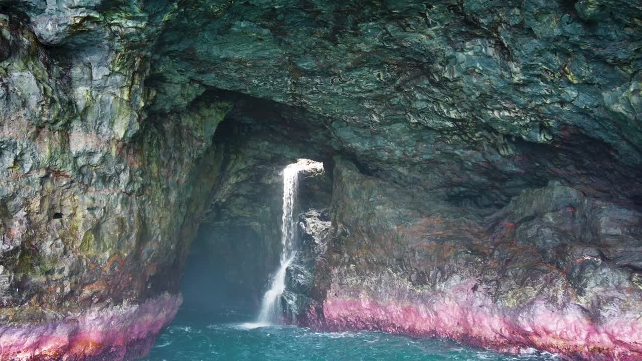 hd гавайи кауаи лодка на океане средний выстрел грузовик в направлении водопада в океанской пещере
