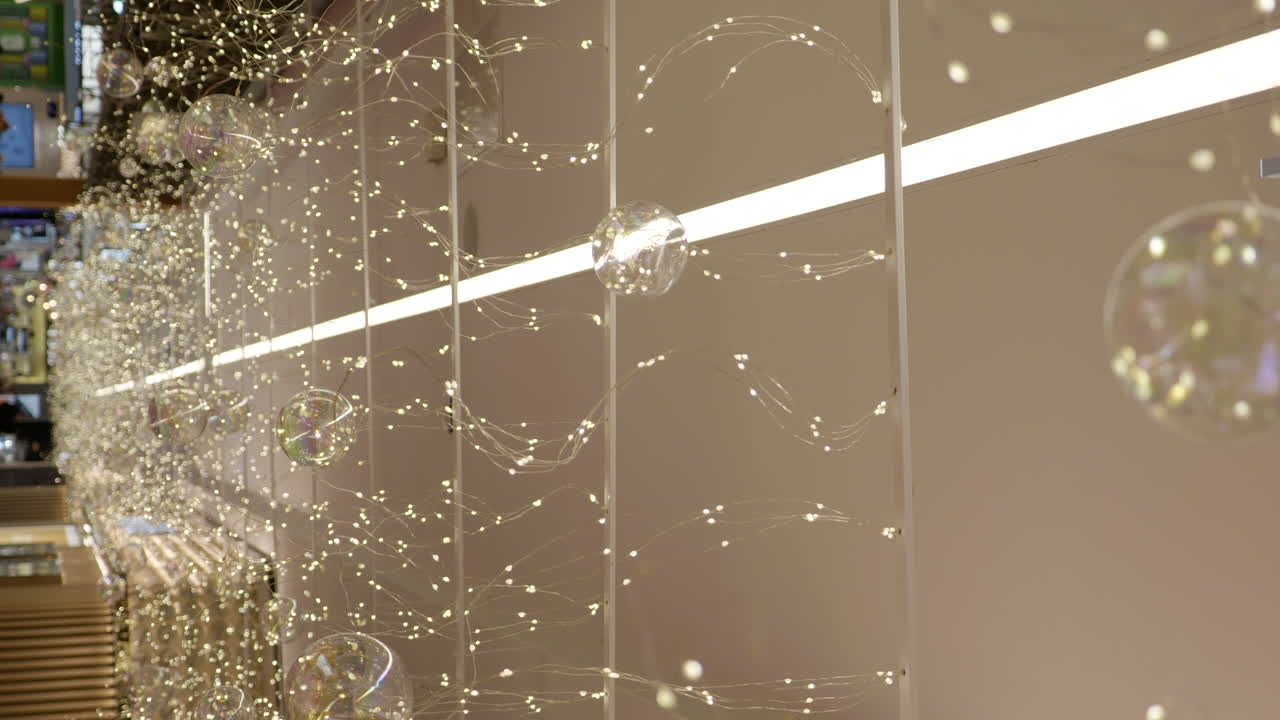 paredes de centros comerciales decoradas con luces navideñas brillantes, vista vertical