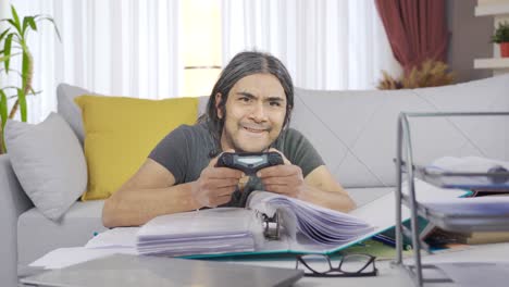 El-Hombre-Perezoso-Está-Jugando-Con-Consolas-De-Juegos-En-Casa.