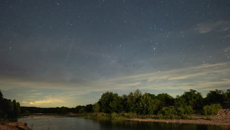 Zeitraffer-Des-Milchstraßenkerns,-Der-über-Dem-Llano-River-Außerhalb-Von-Mason,-Texas,-Im-Texas-Hill-Country-Aufsteigt