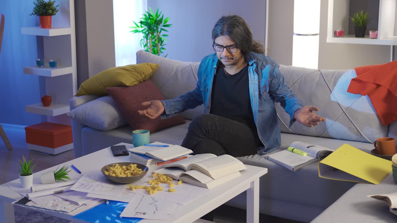 el trabajador perezoso está abrumado y reacio en casa.