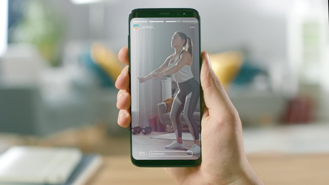 macro de primer plano: persona sosteniendo y usando un teléfono inteligente, navegando a través de historias de video cortas en la red social. videos en el feed de la aplicación de medios sobre viajes, estilo de vida, deporte. diseño de aplicaciones simuladas.