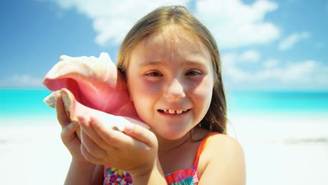 retrato de una chica en la playa con una concha de concha