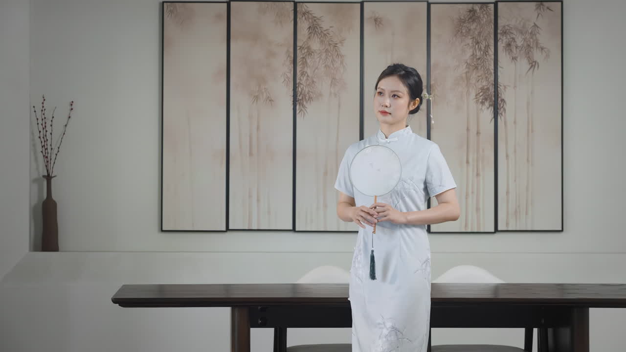 伝統的な中国風チャイナドレスを身につけた若い女性。エレガントで洗練された雰囲気があり、彼女の穏やかな表情が衣装の精巧なデザインを引き立てている。ファッションと文化を表現する優雅なスタイルのポートレート。