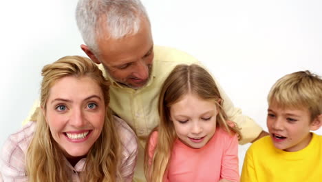 familia feliz jugando videojuegos