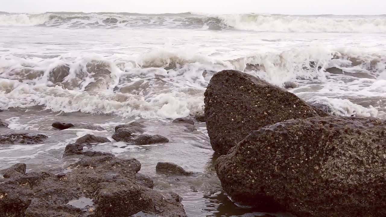 Dramatic Waves Crashing on Rocky Shore