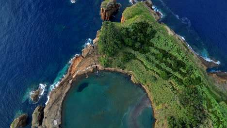 Islote-De-Vila-Franca-Ist-Eine-Kleine-Insel-Vor-Der-Küste-Der-Insel-Sao-Miguel-Auf-Den-Azoren