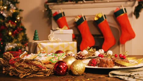 primer plano de varios postres y regalos de navidad