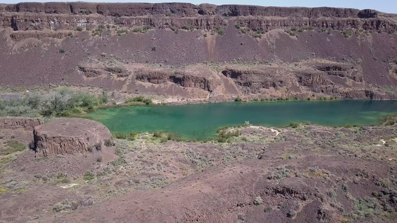 el aire desciende al verde vívido de los acantilados del lago profundo en wa scablands