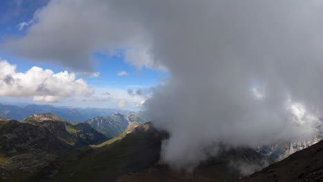 lapso de tiempo en los alpes suizos, las nubes se mueven bajo el efecto del viento