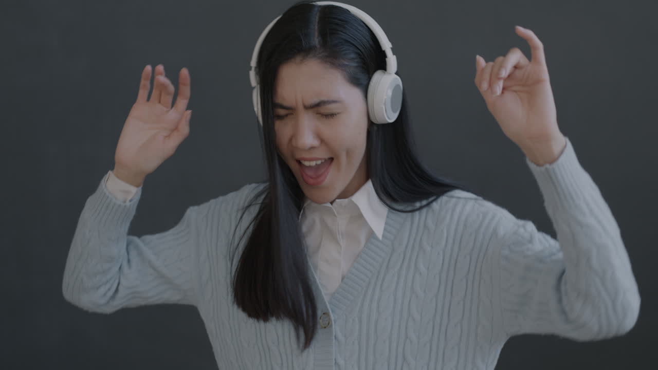 헤드폰 을 들고 음악 을 즐기는 여자