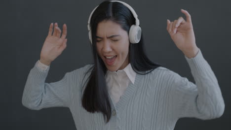 mujer disfrutando de música con auriculares