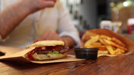 Fast-Food-Pommes-Essen