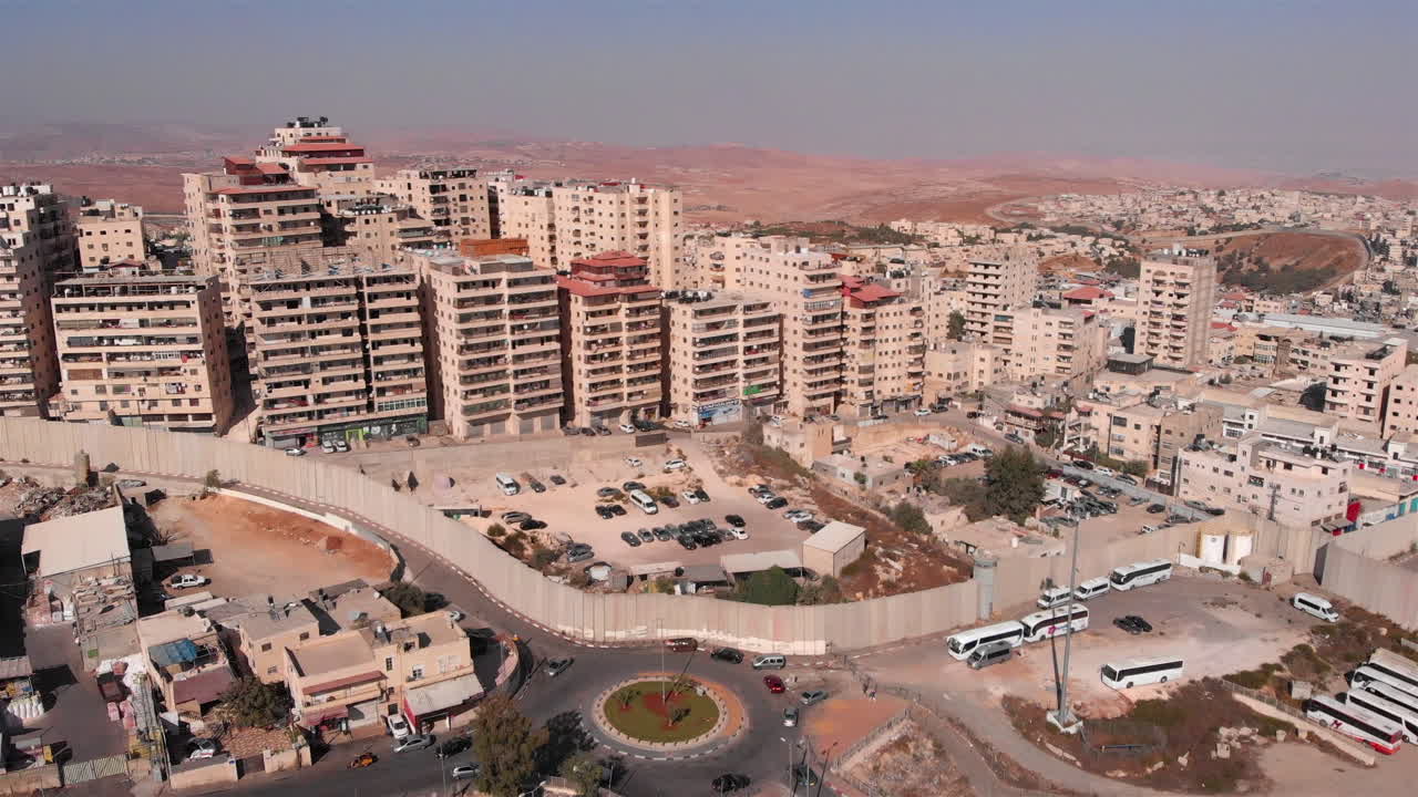 Campo profughi palestinese di Gerusalemme Est circondato da muro di sicurezza in cemento