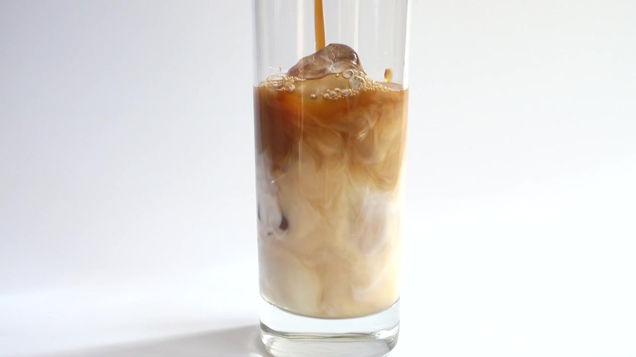 Preparación de café frío con leche y hielo