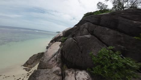 FPV-Aufnahmen-Von-Landschaften-Auf-Den-Seychellen,-Die-Natur,-Berge,-Meer,-Meer-Und-Massive-Granitfelsen-Am-Strand-Zeigen,-Gefilmt-In-4K-Mit-Viel-Bewegung