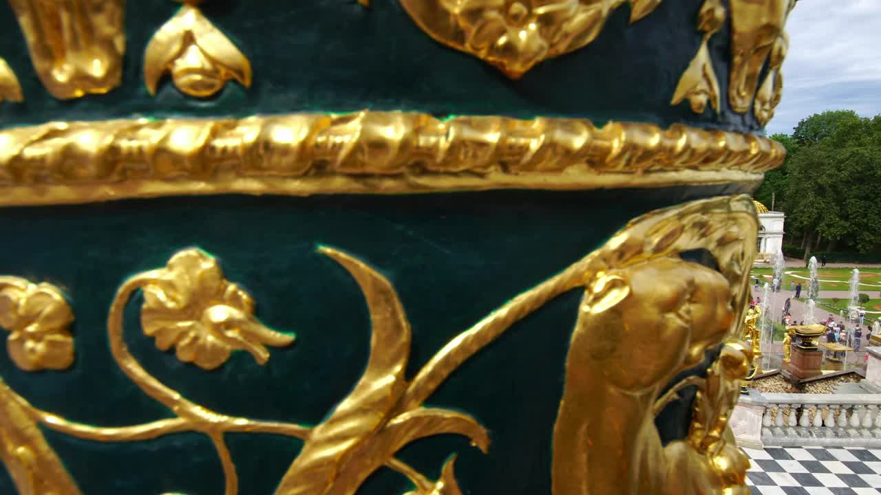 러시아 상트페테르부르크의 페테르호프에 있는 그랜드 팔레스 캐스케이드와 슨 분수.