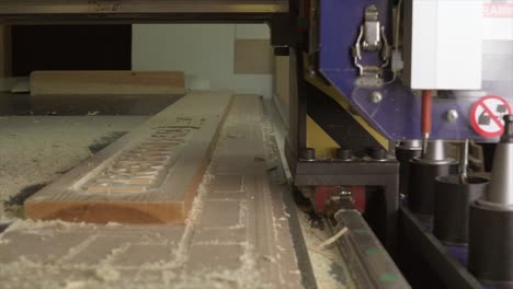 una máquina cnc cambiando brocas en una fábrica de muebles en cámara lenta