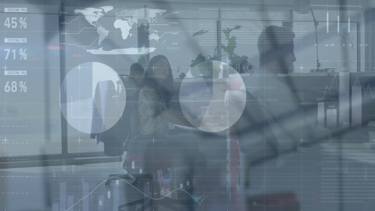 animación del procesamiento de datos financieros sobre diversas personas de negocios que trabajan en la oficina