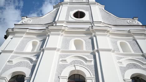 escena de la iglesia católica de arriba a abajo en el frente desde la campana hasta la entrada