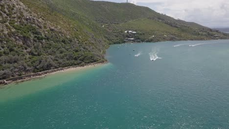 Luftaufnahme:-Wasserskifahrer-Genießt-Die-Lagune-Von-Knysna-An-Einem-Sonnigen-Sommertag-In-Afrika