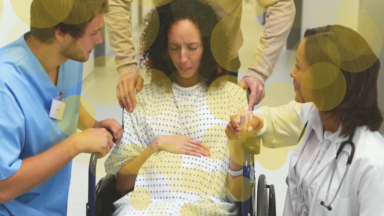 의사 와 간호사 와 대화 하는 두 인종 의 임산부 위 에 있는 초록색 반점 들 의 애니메이션