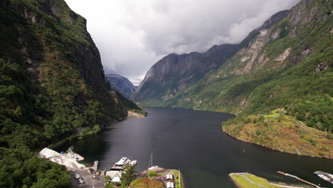 Vista-Aérea-Del-Fiordo-Nærøyfjord-En-Noruega-Con-Laderas-Empinadas-Y-Paisajes-Impresionantes