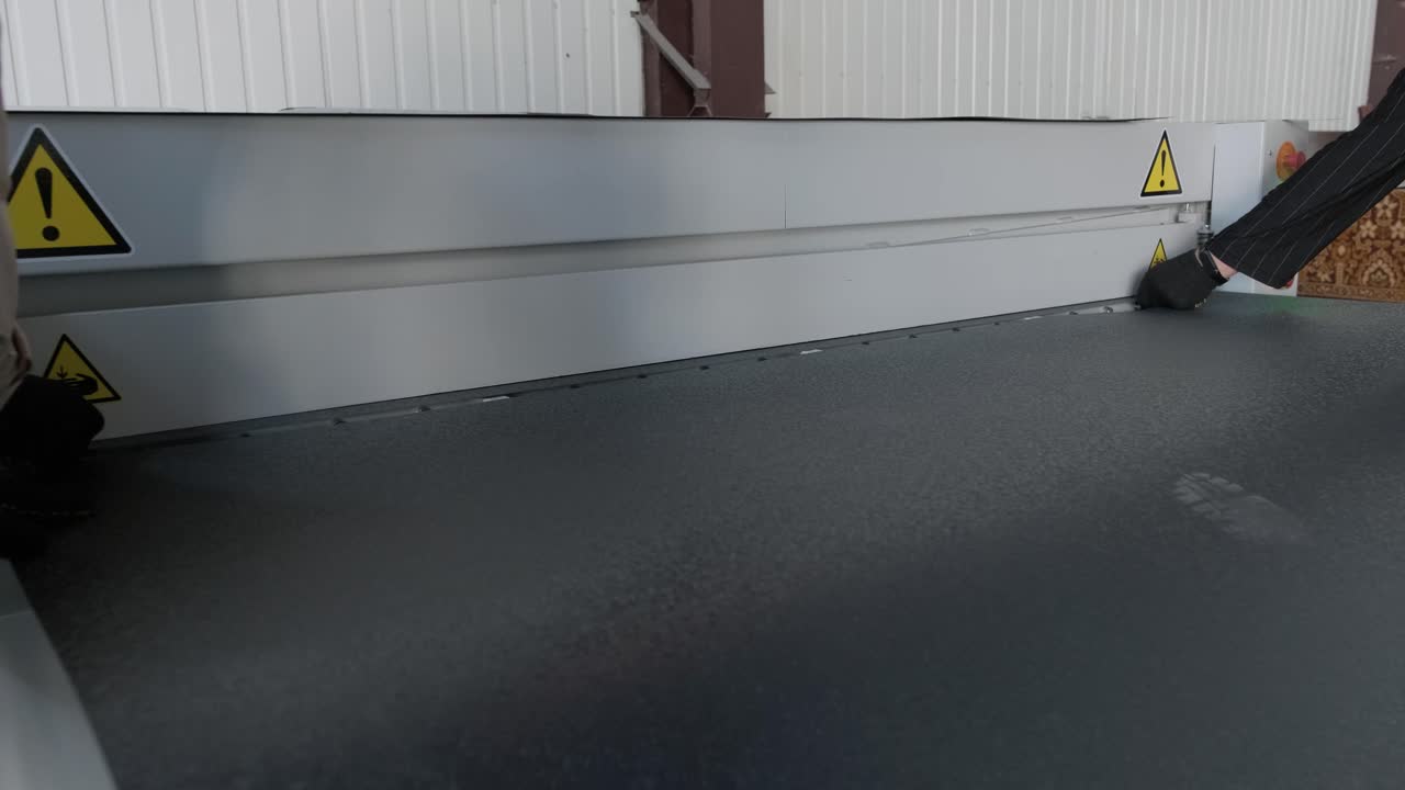 máquina de formación de láminas metálicas en la fábrica moderna de metalurgia.