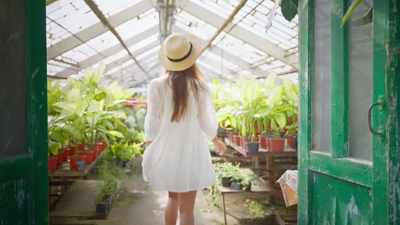 온실 을 방문 하는 여자
