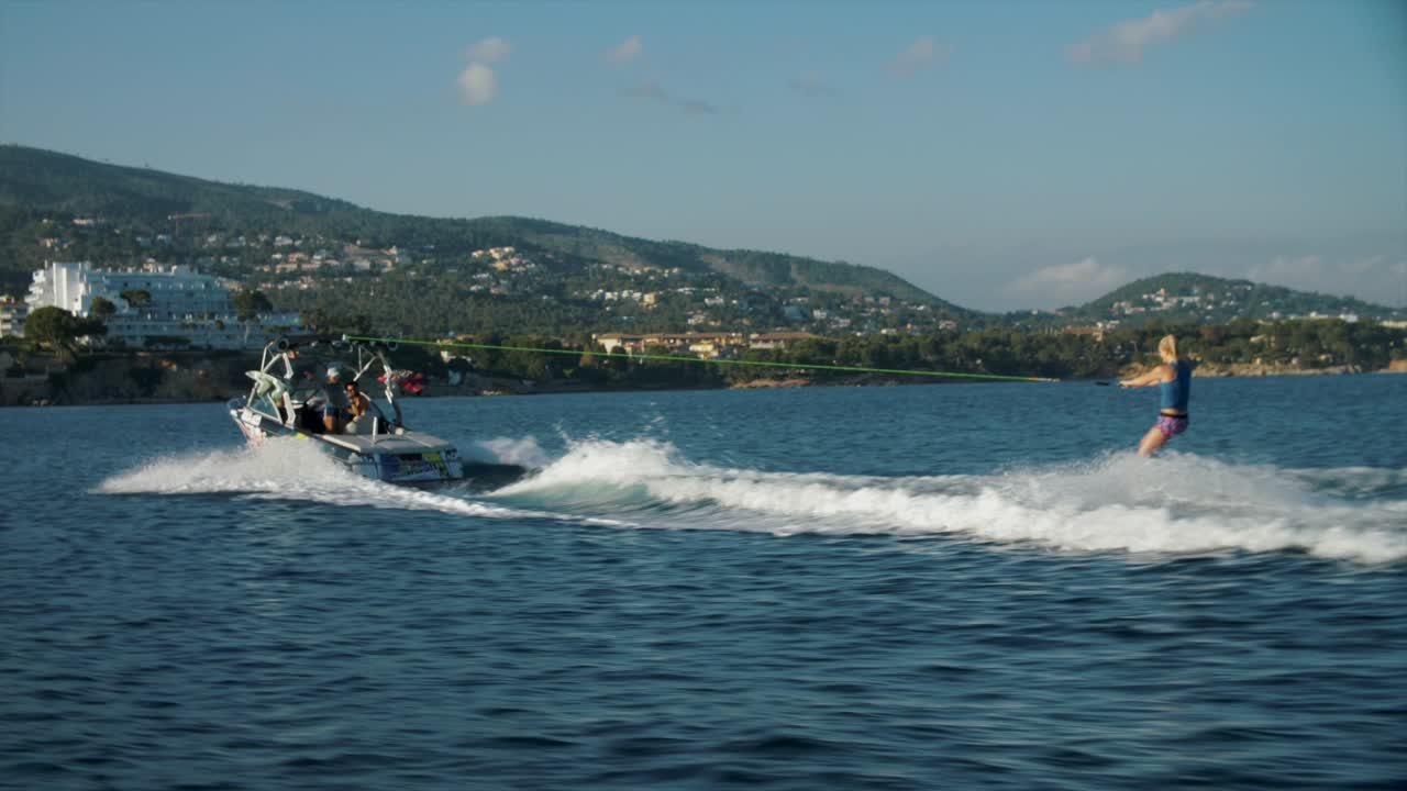 재미있는 야외 활동 - 마요르카의 웨이크보드, 발레아레스 제도 - 화창하고 따뜻한 날 - 액션 워터스키 - 여자 - 4k 느린 동작의 소녀
