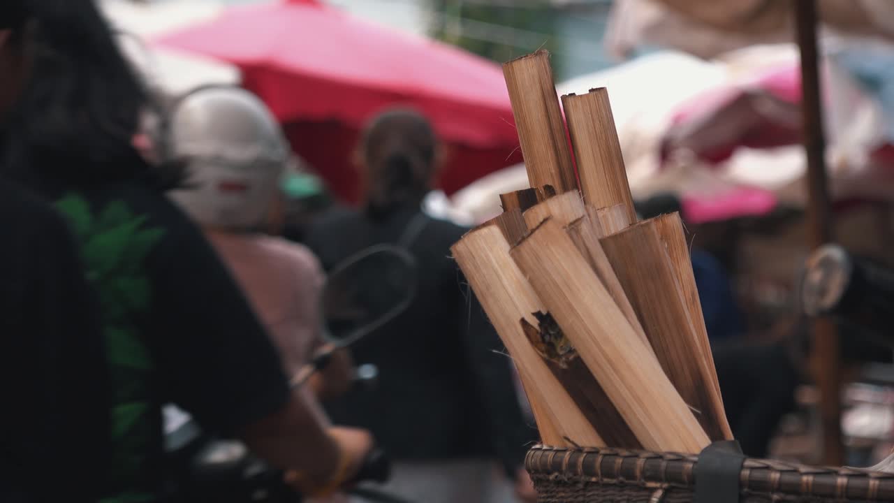 arroz pegajoso de bambú en el mercado