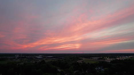 Una-Vista-Panorámica-Del-Colorido-Cielo-Del-Atardecer-Y-Las-Nubes-Se-Ven-Hermosas