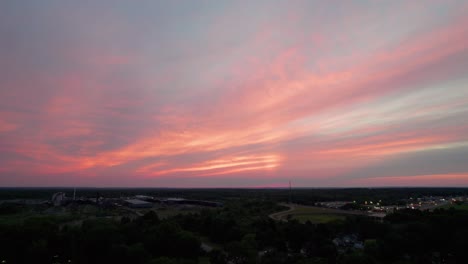 una vista panorámica del colorido cielo al atardecer y las nubes se ven hermosas