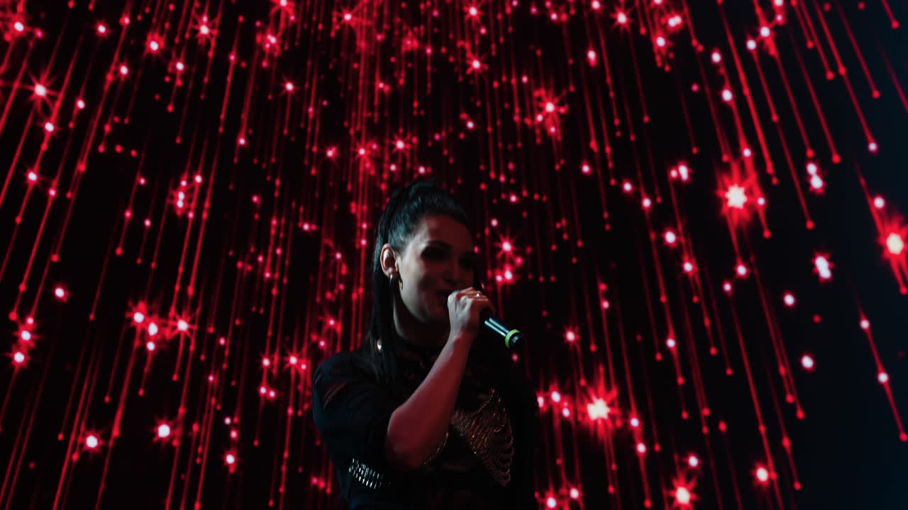 una cantante actuando en el escenario de un concierto